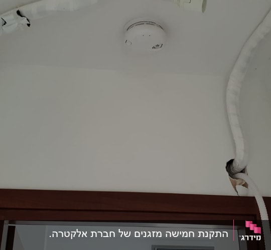 צינורות מיזוג אוויר מחוברים לתקרה